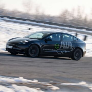 Închiriere Tesla Model 3 Performance